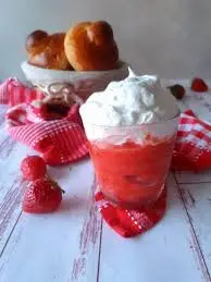 Un' ottima granita Siciliana alla fragola con panna