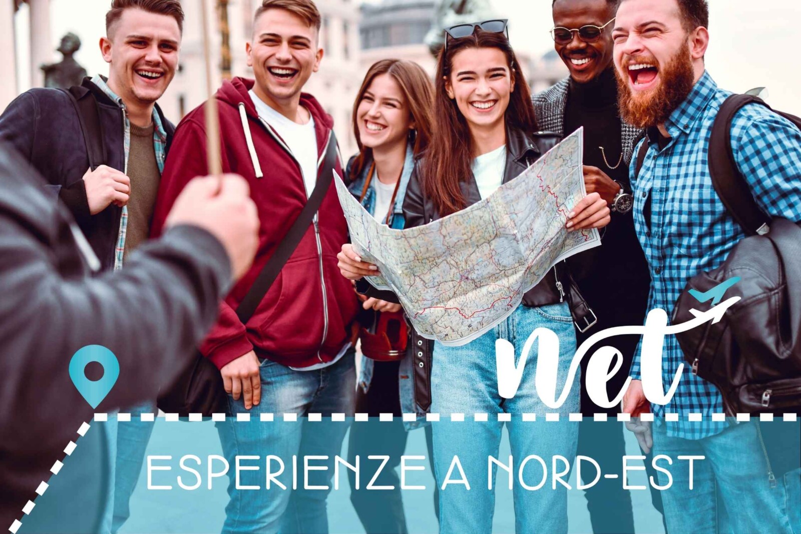 Guida turistica racconta la storia di Cividale del Friuli a un gruppo di visitatori